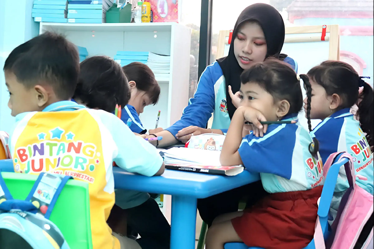 Guru mendampingi anak belajar